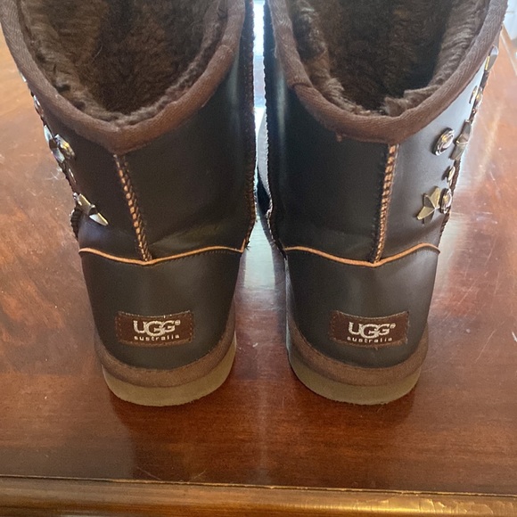 - 🦊Ugg NWOT Big Kids leather studded boots. EUC. All studs in place. 👏 - Picture 10 of 16